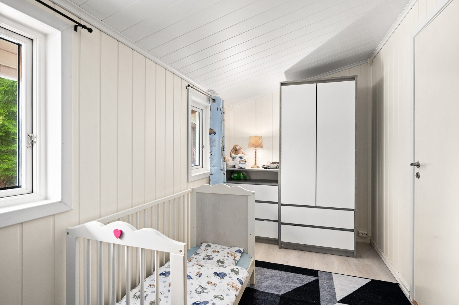 Soverom 2, et koselig barnerom, med plass til seng og klesoppbevaring. Galleribilde