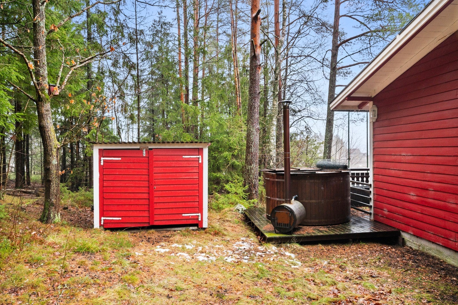 Vedskjul og vedfyrt badestamp. Badestampen er ikke blitt brukt av nåværende eier. Galleribilde