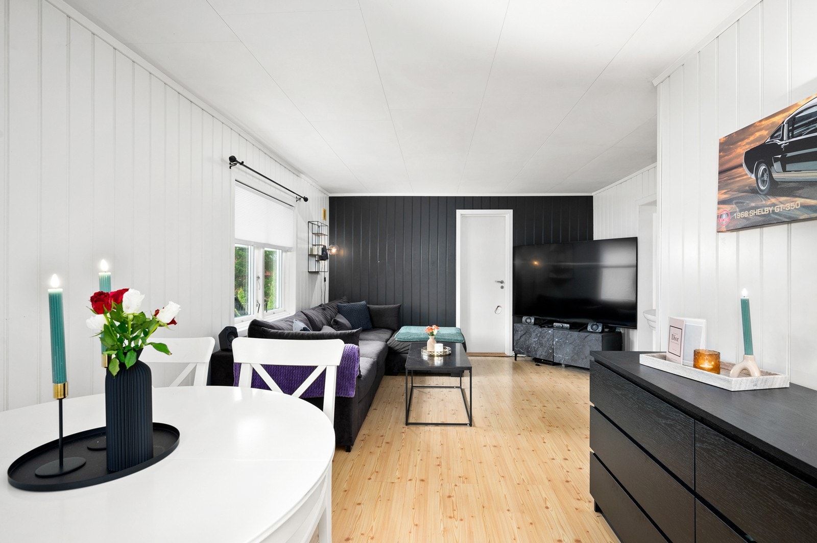 I stuen er det plass til både sofa- og spisegruppe. Galleribilde