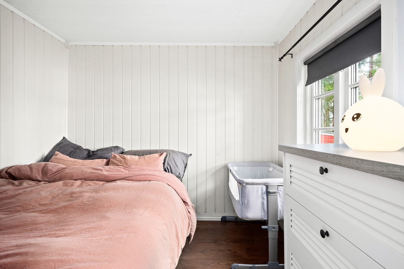 På hovedsoverommet er det plass til dobbeltseng og andre småmøbler. Galleribilde