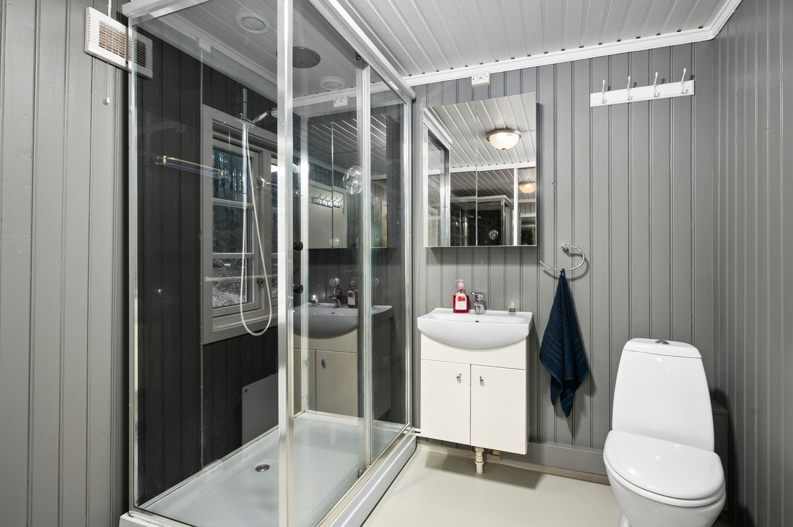 Det er panel på vegger og vinylbelegg på gulv. Galleribilde