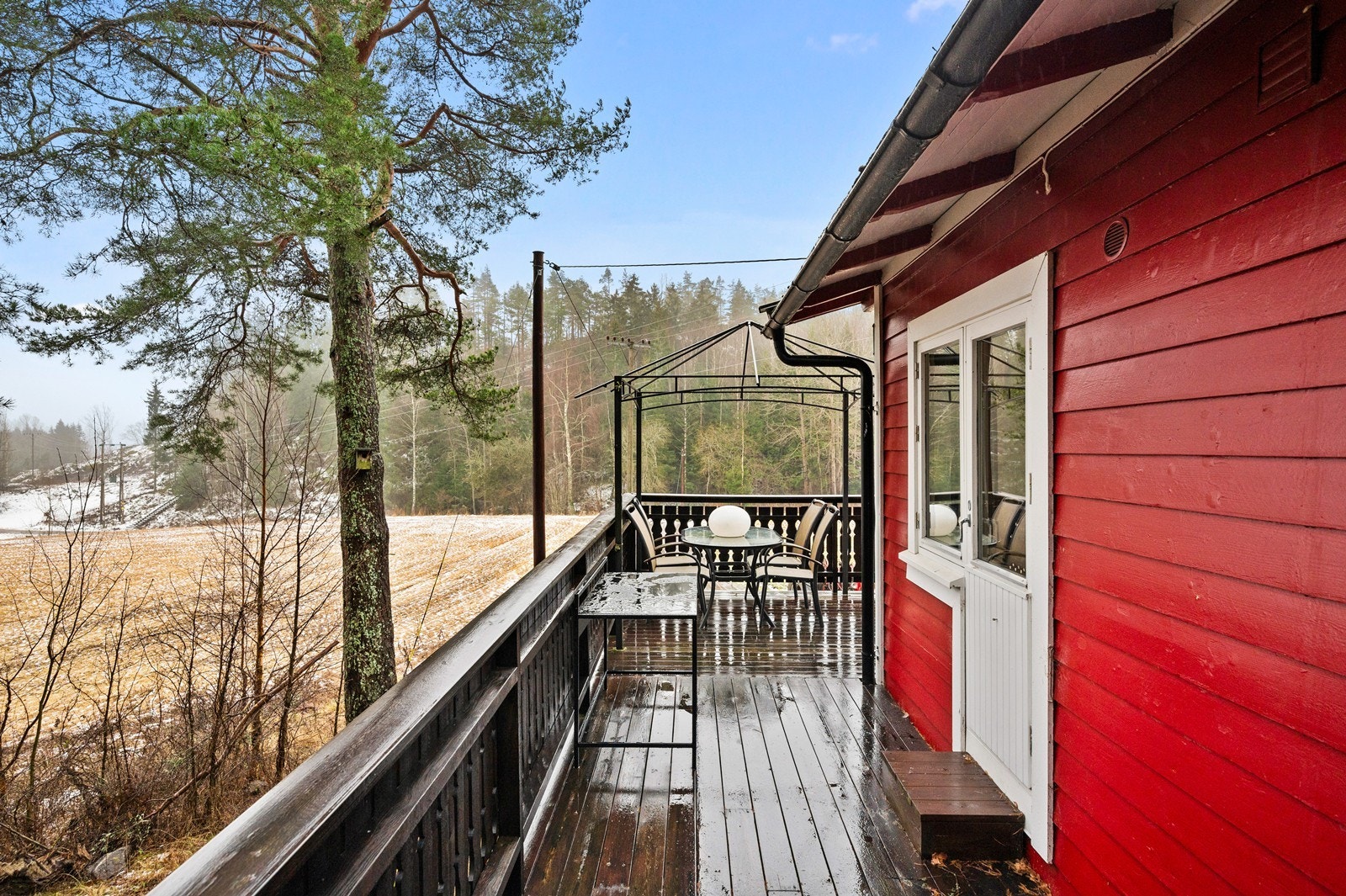 Romslig veranda, med plass til flere møbleringssoner. Galleribilde