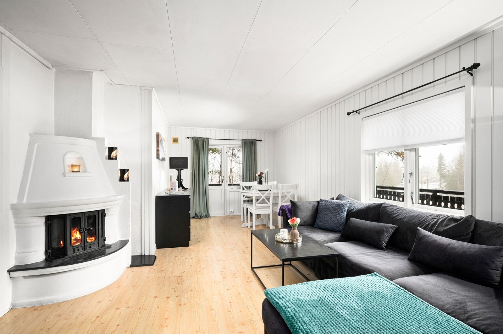 Stuen har en koselig peis som gir varme og og hygge. Galleribilde