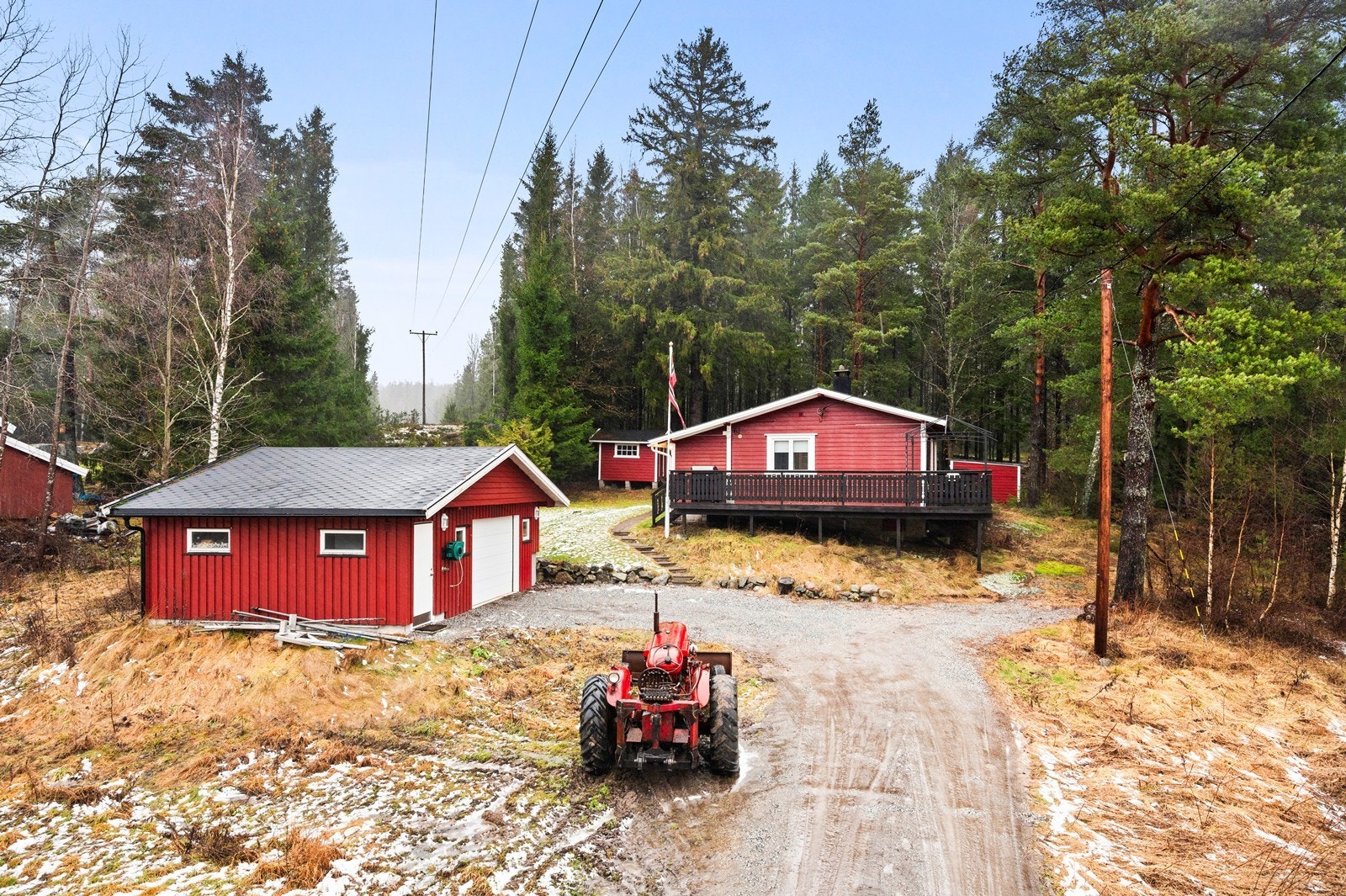 Enebolig med frittliggende garasje, beliggende i landlige og rolige omgivelser. Galleribilde