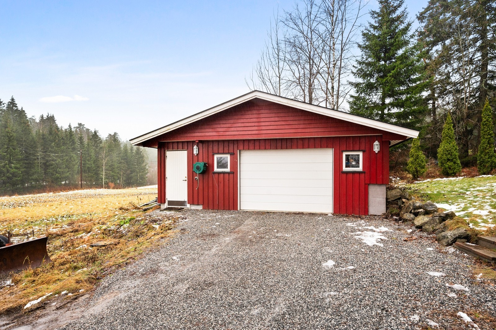 Garasje med plass til to biler og lagring i bod. Galleribilde