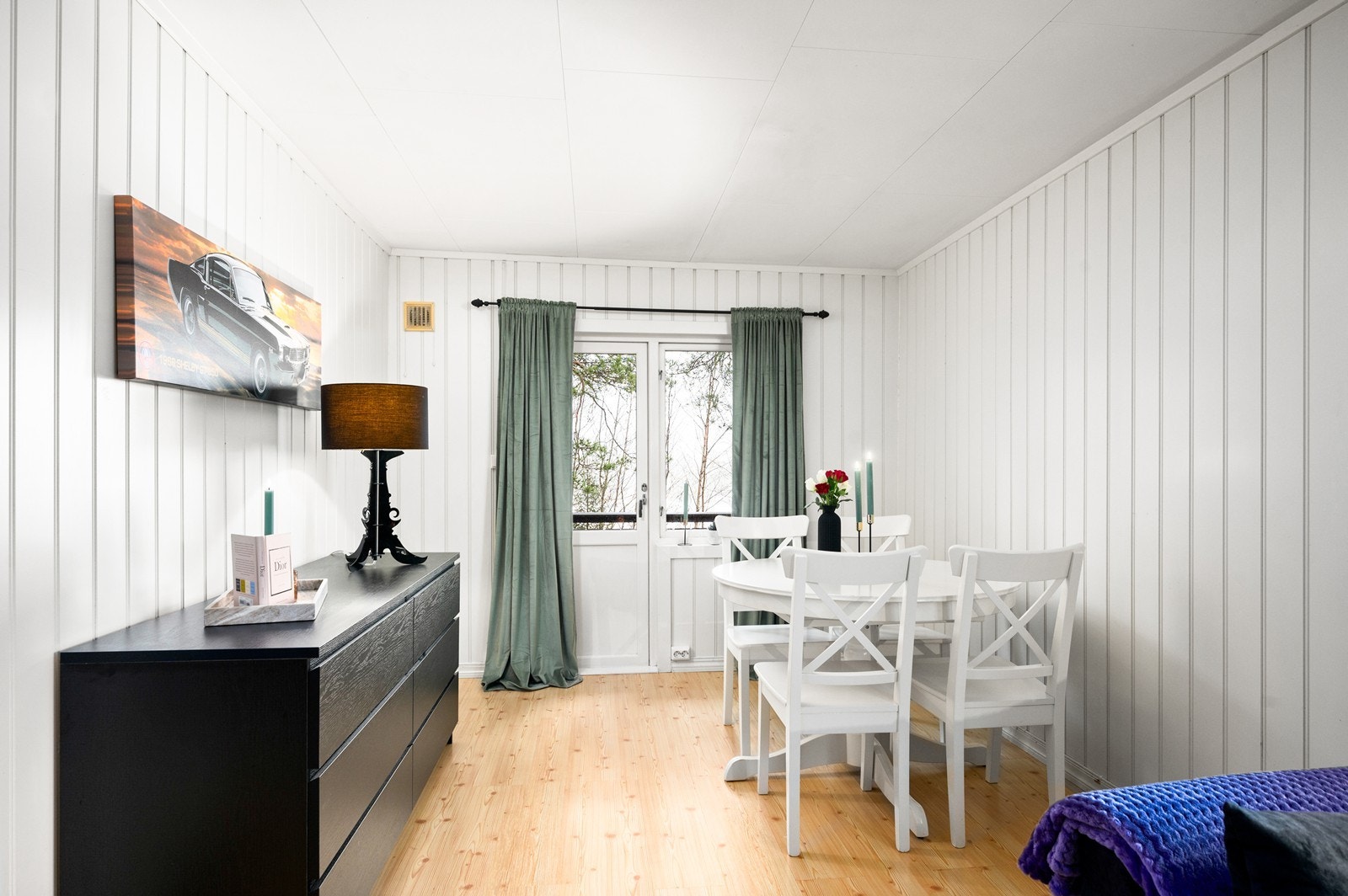 Fra spisestuen er det utgang ut til veranda. Galleribilde