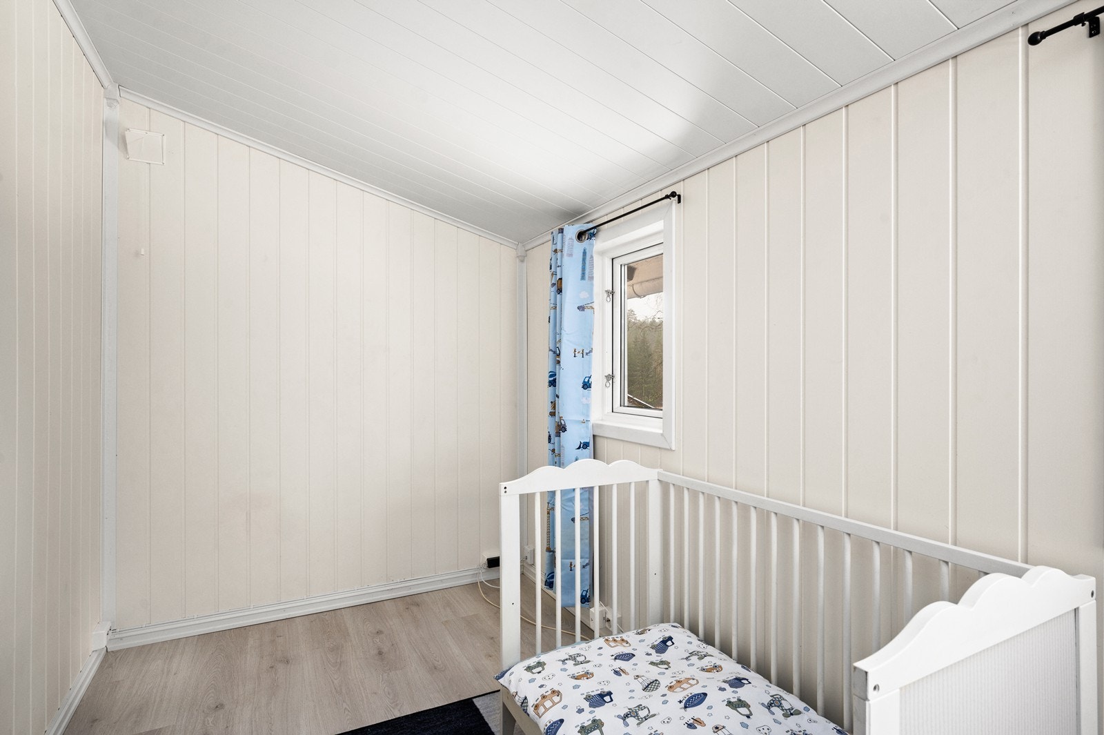 Her er det lyse overflater og bra med lysinnslipp fra vinduene. Galleribilde