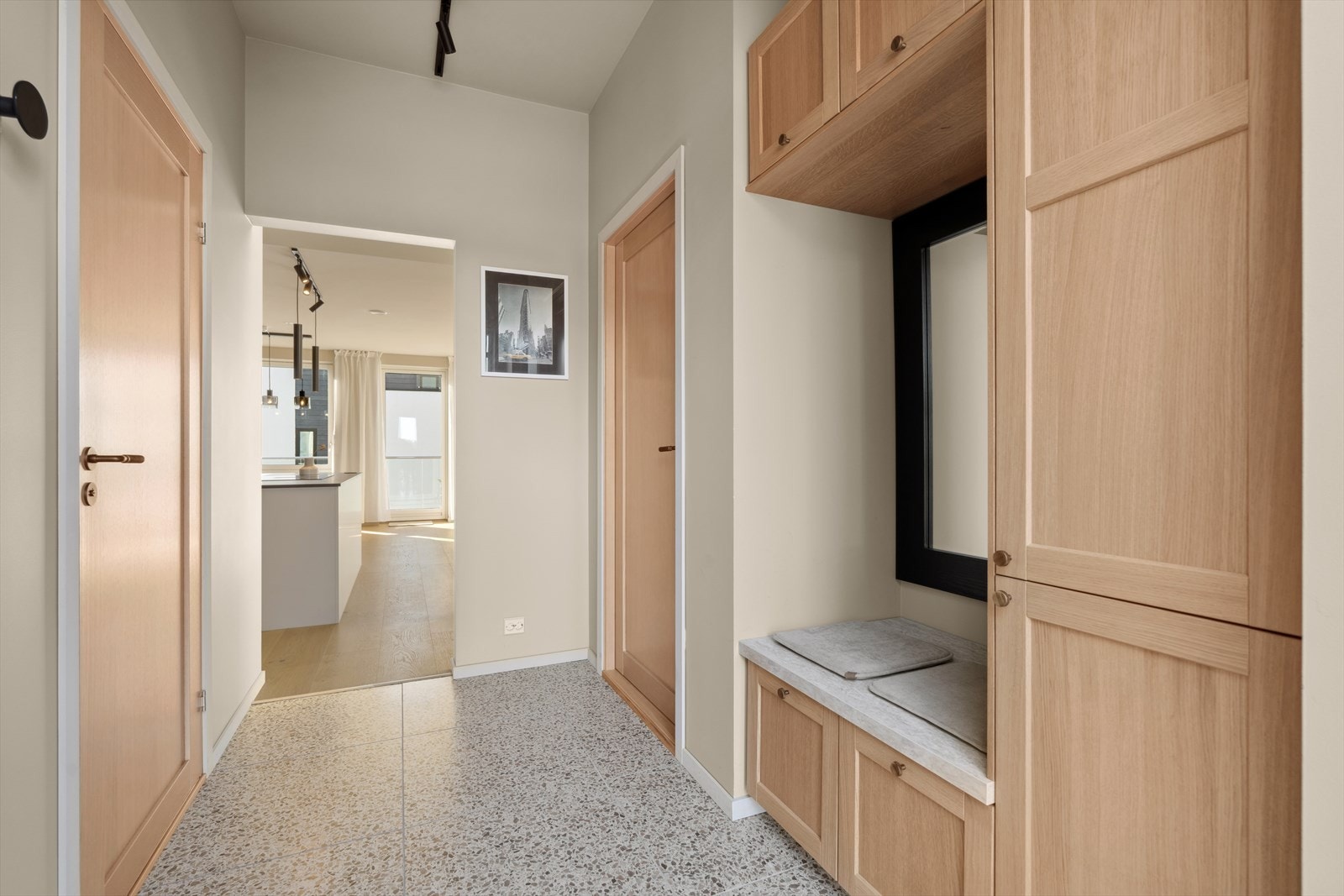 Velkommen inn! Leiligheten har en fin planløsning som strekker seg over tre plan. Man kommer inn i fjerde etasje som er hovedetasjen med stue- og kjøkken. Galleribilde