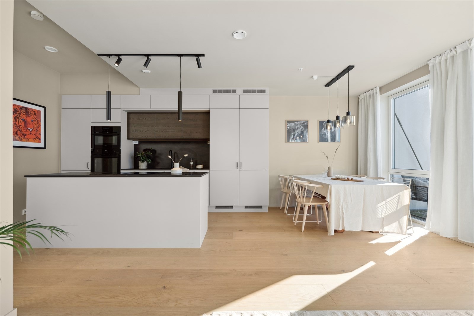 Herlig åpen kjøkken- og stueløsning med tidløst og moderne kjøkken. Galleribilde