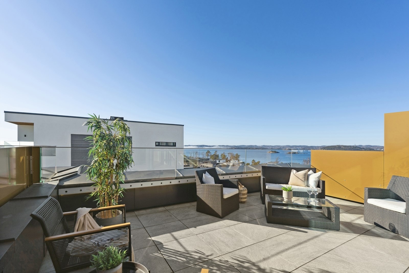 En lekker leilighet fra 2022 med takterrasse og nydelig sjøutsikt! Galleribilde