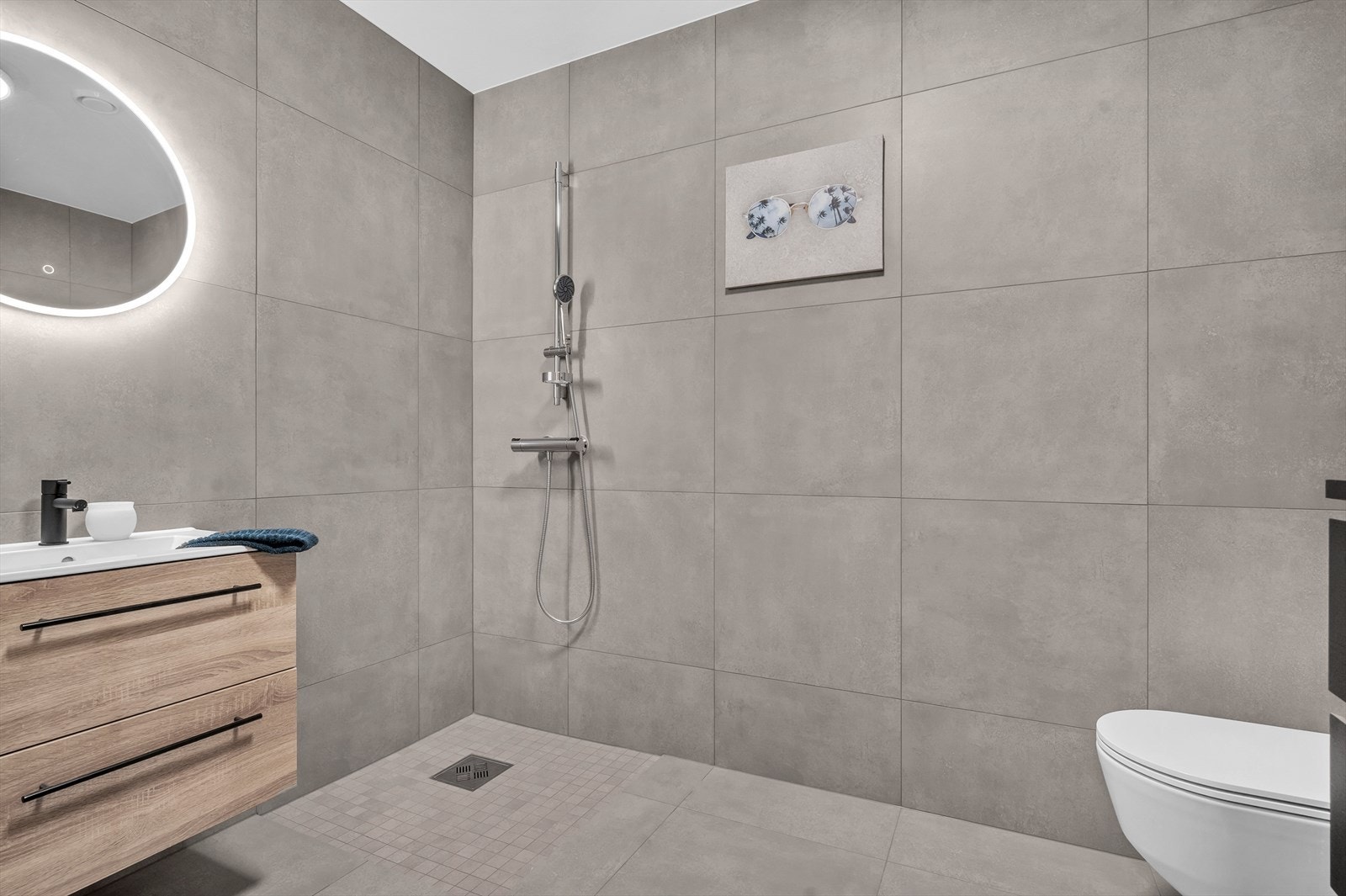 I samme etasje er det flislagt bad med dusjhjørne, servantskap med oppbevaring og vegghengt toalett. Til info så er det nå blitt montert dusjvegger i dusjsonen. Galleribilde