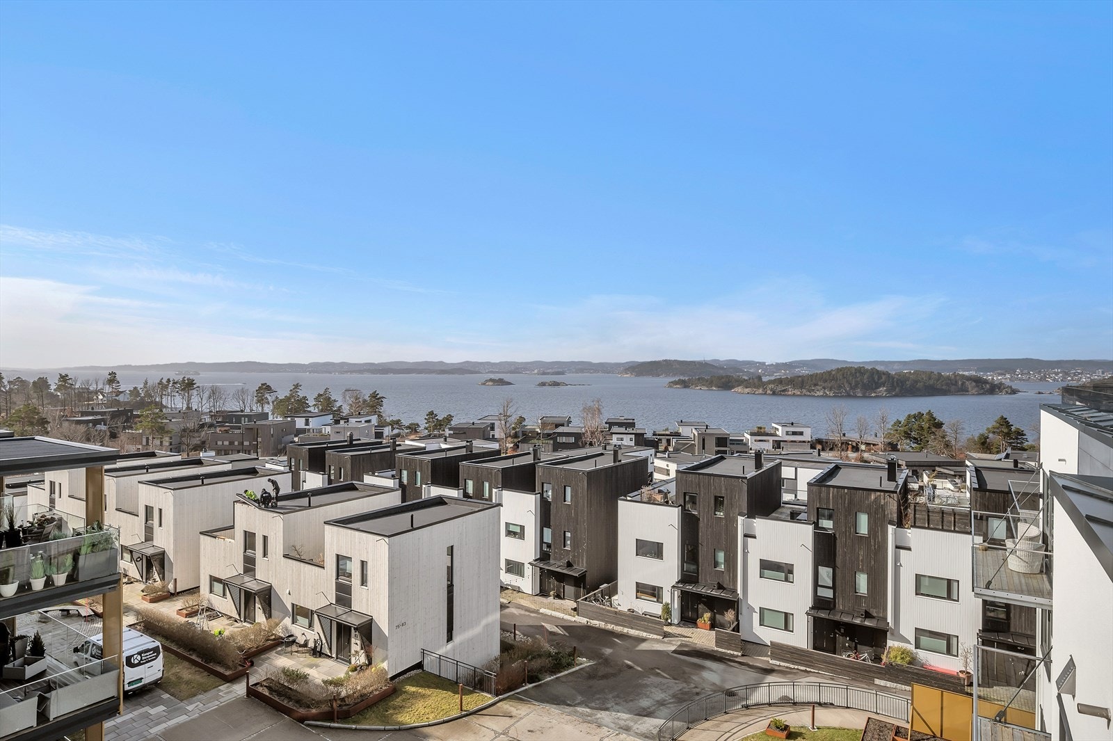 Her bor du i sjønære omgivelser med båtliv, flere flotte badeplasser og svært gode solforhold, samtidig som nærheten til sentrumskjernen og det urbane livet er innen kort rekkevidde. Galleribilde