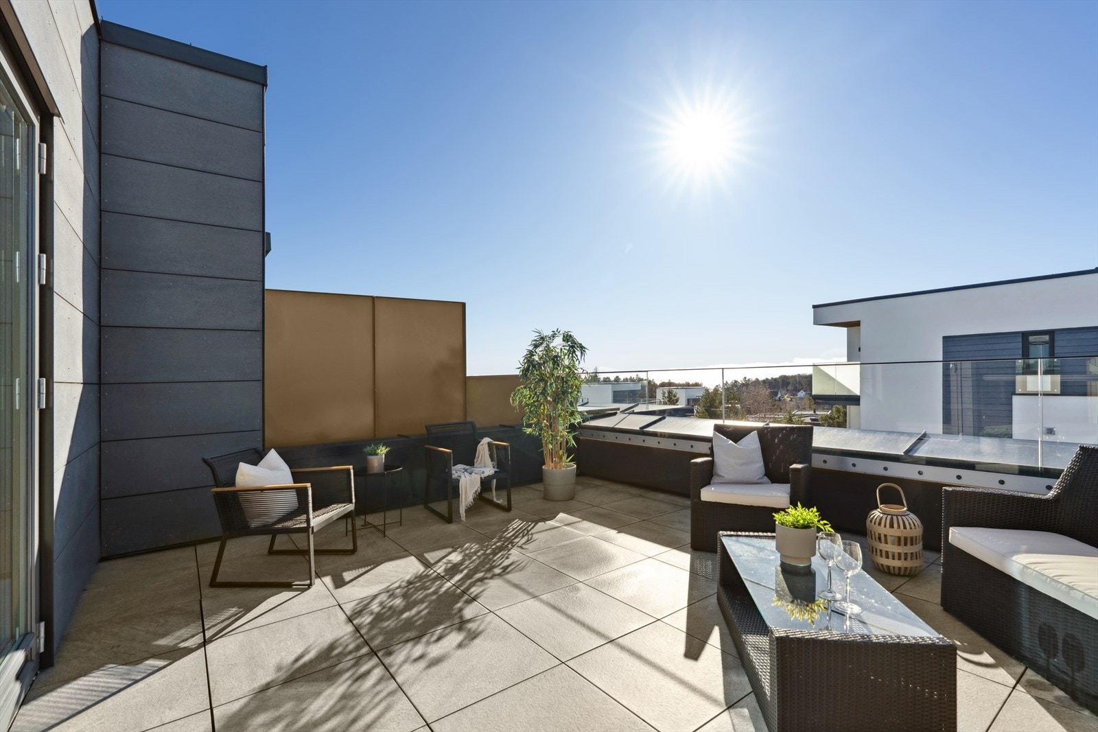 Utgang til 26kvm stor terrasse med fantastiske solforhold og nydelig utsikt. Galleribilde