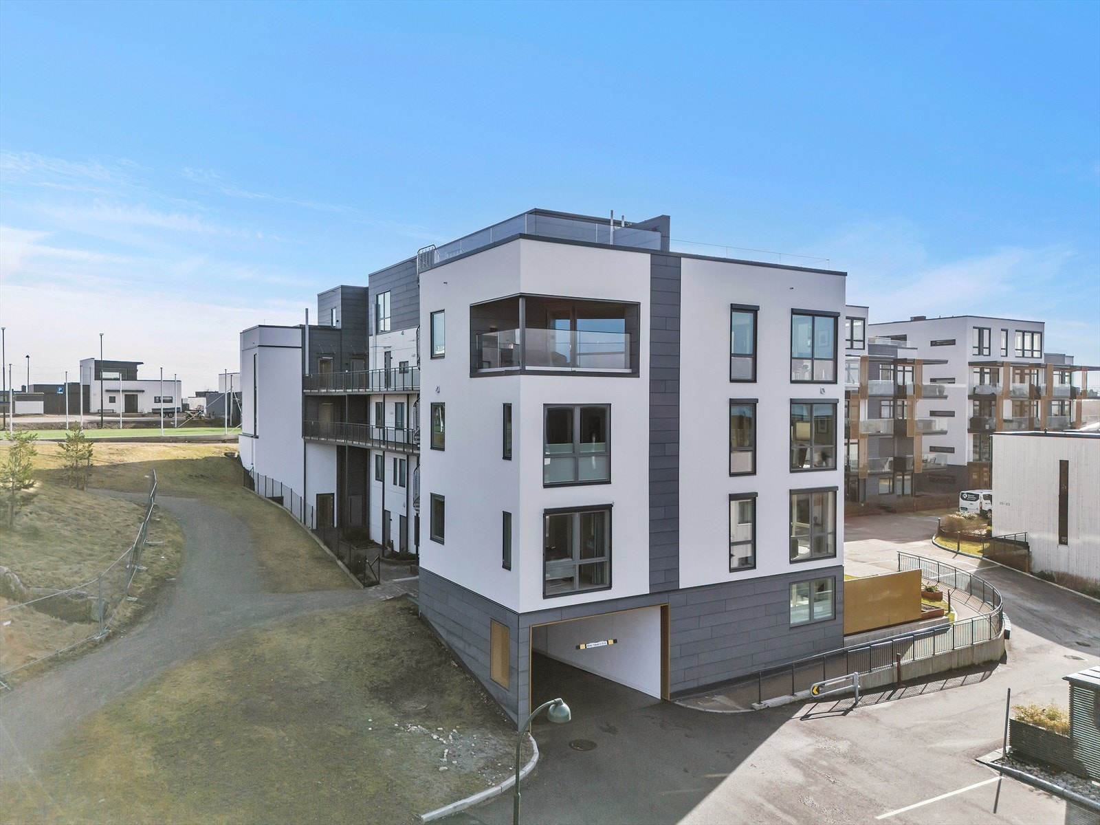 Parkering i garasjekjeller med heis opp til leiligheten. Galleribilde