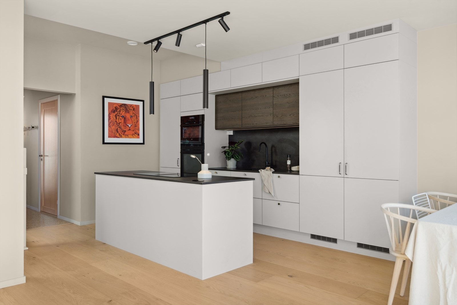 Kjøkkenet er også utstyrt med en praktisk kjøkkenøy, som ikke bare gir ekstra arbeidsplass, men også fungerer som et sosialt samlingspunkt for familie og venner. Galleribilde