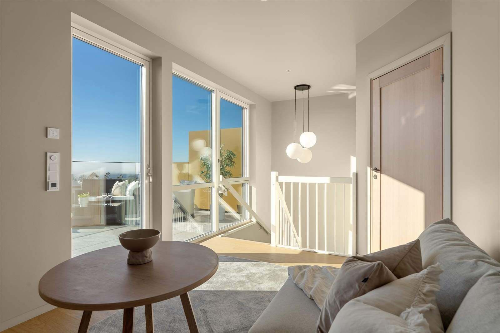 I byggets øverste og 5 etasje er det soverom/kontor, stue og utgang til herlig takterrasse med gode sol- og utsiktsforhold. Galleribilde