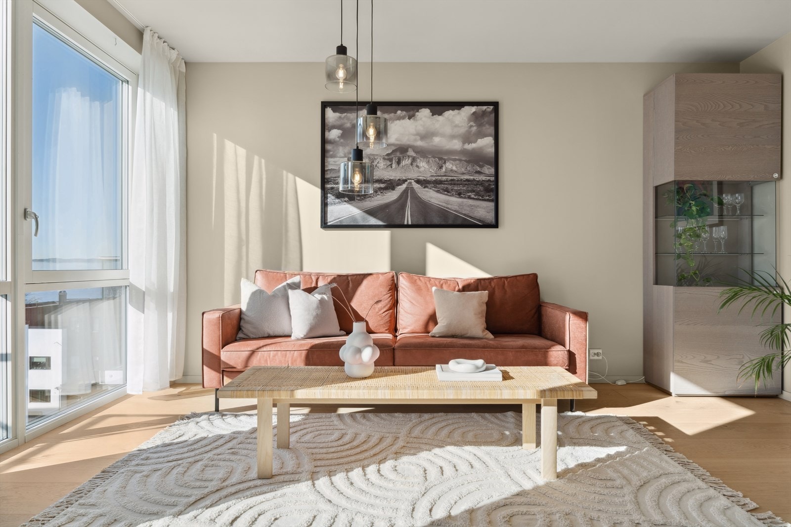 En lys og lekker leilighet over tre plan med 4 soverom, 2 bad, 3 stuer, 6 kvm balkong, 26 kvm terrasse, vaskerom og parkeringsplass! Galleribilde