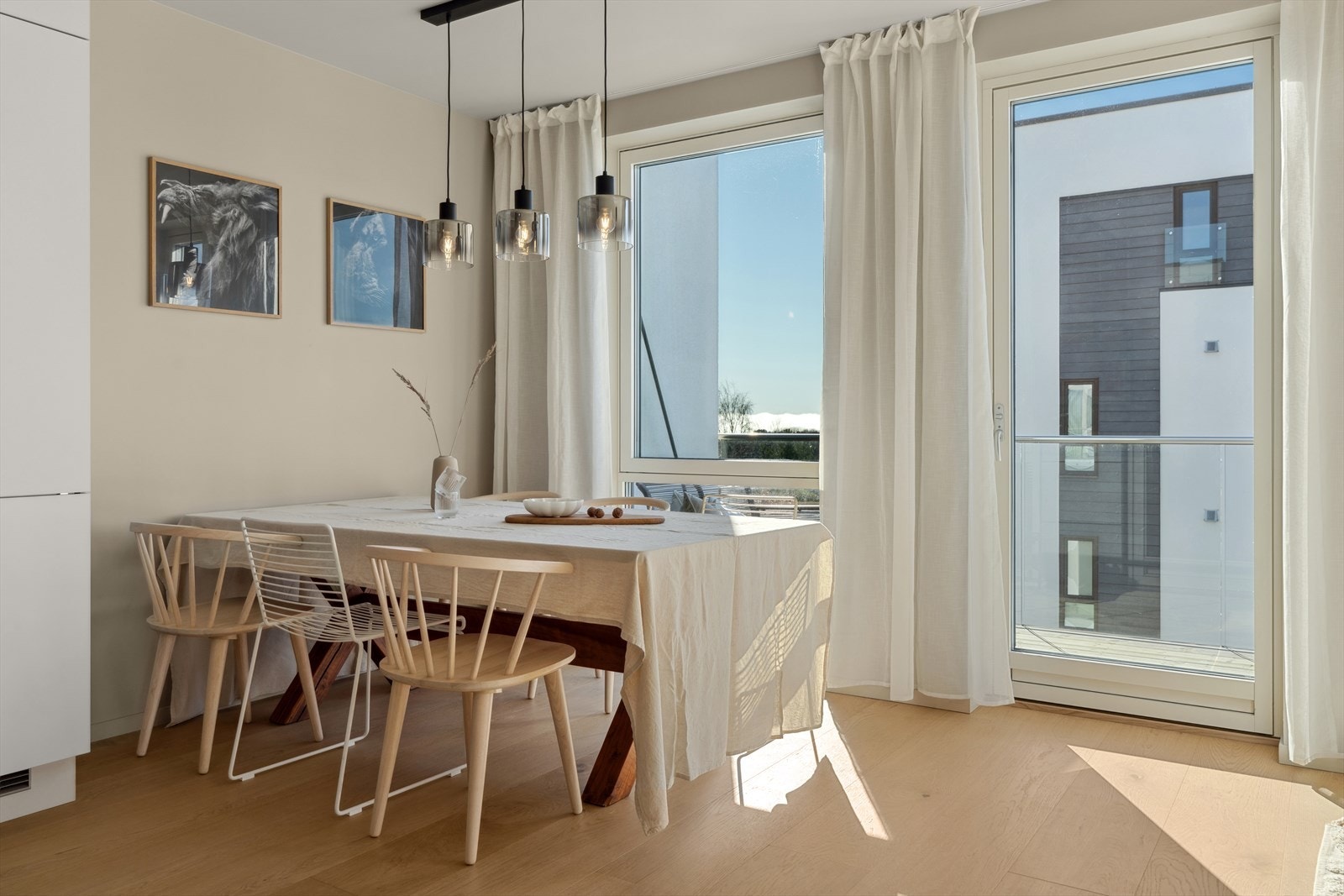 I overgangen mellom stue og kjøkken er det plass til spisebord. Perfekt for både hverdagsliv og festlige anledninger. Galleribilde