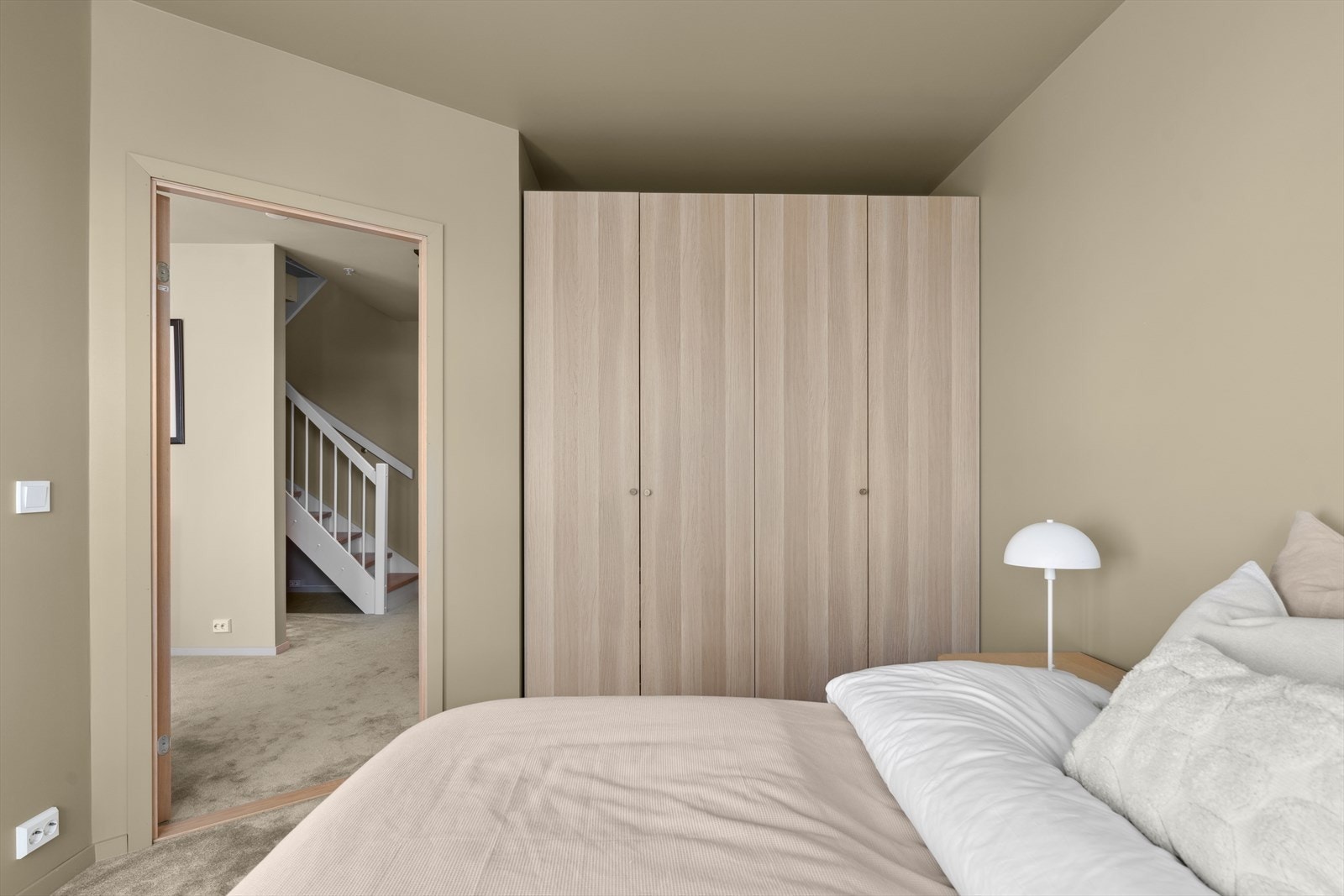 Hovedsoverom med medfølgende garderobeskap. Galleribilde