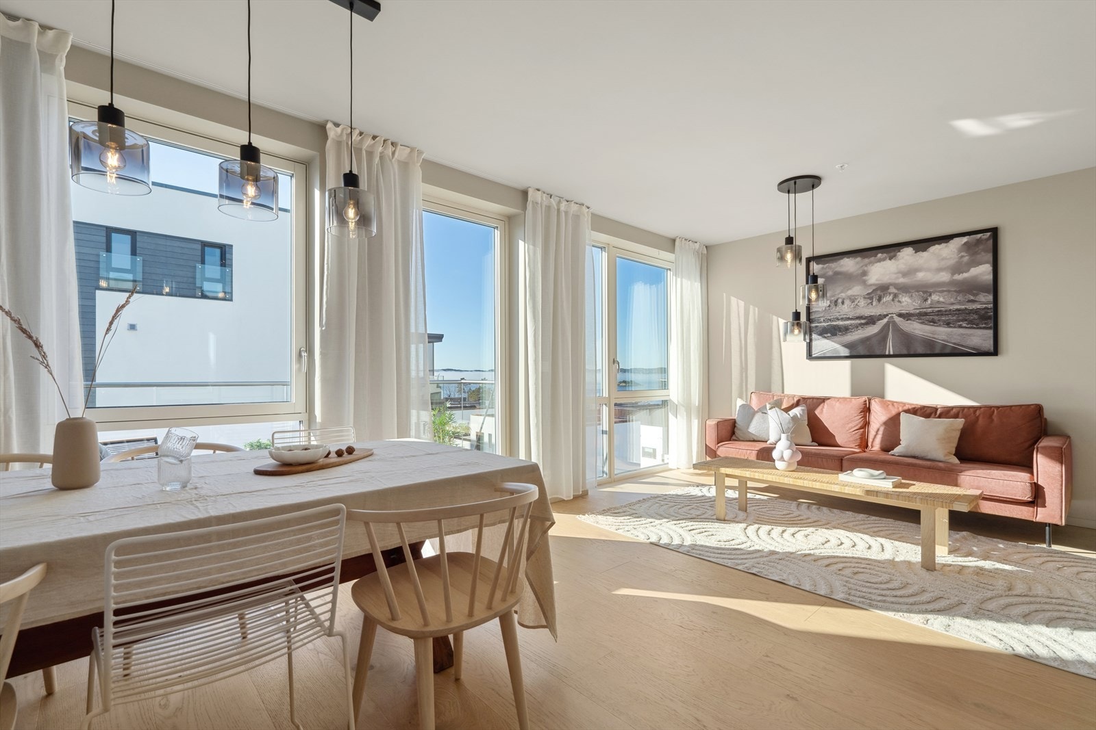 Store vindusflater i front sørger for et fint og naturlig lys inn i rommet. Galleribilde