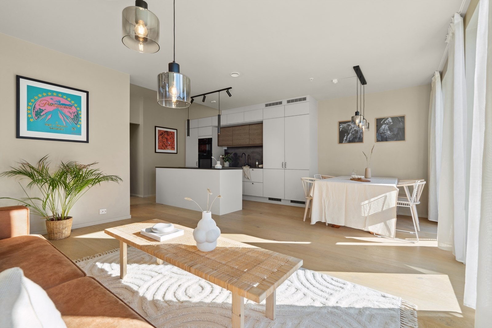 Her får du en lekker leilighet med enebolig følelse over tre plan, leiligheten byr på 4 soverom, 3 stuer, 2 bad og flotte uteplasser med nydelig utsikt! Galleribilde