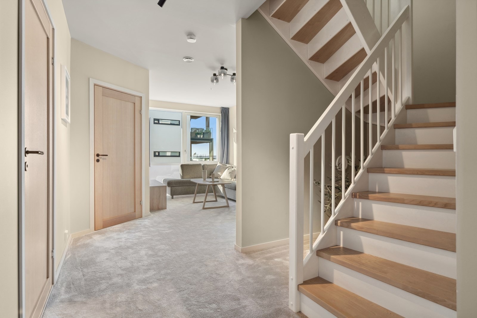 Ned til terdje etasje er det tre soverom, stue og helfliset bad. Galleribilde