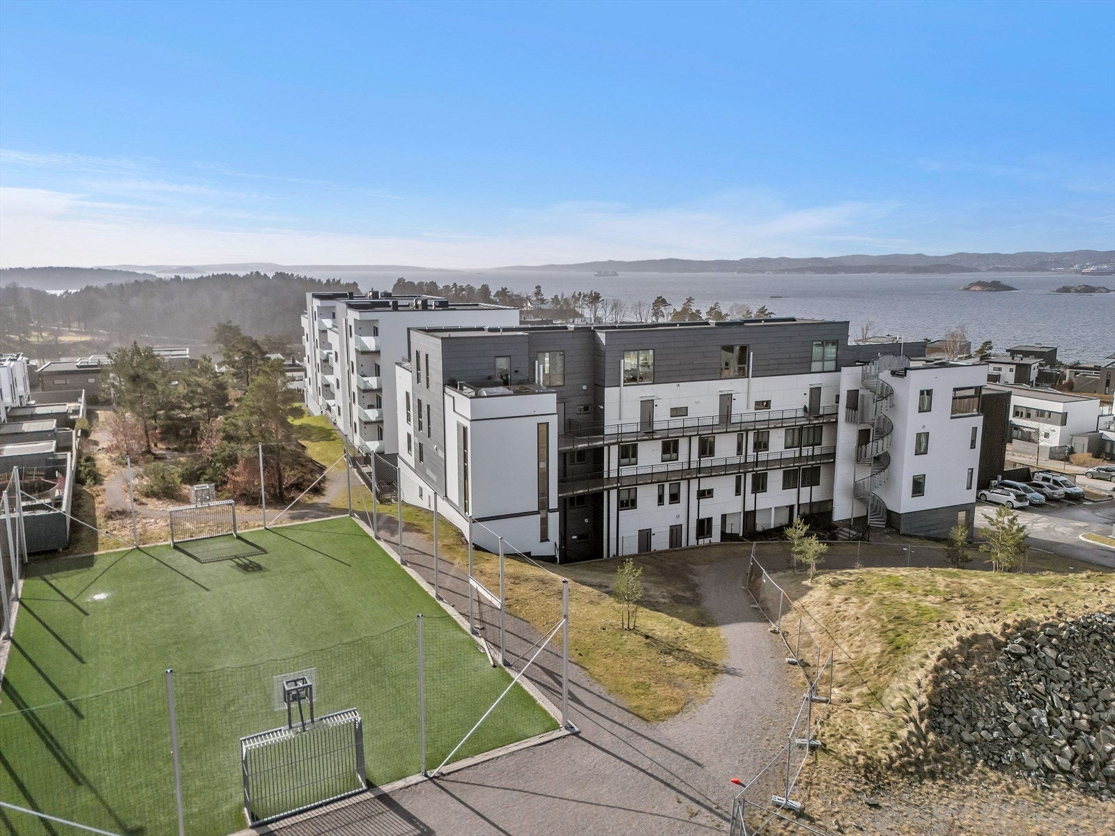 Leiligheten ligger i et nyetablert området på Dvergsnes. Galleribilde