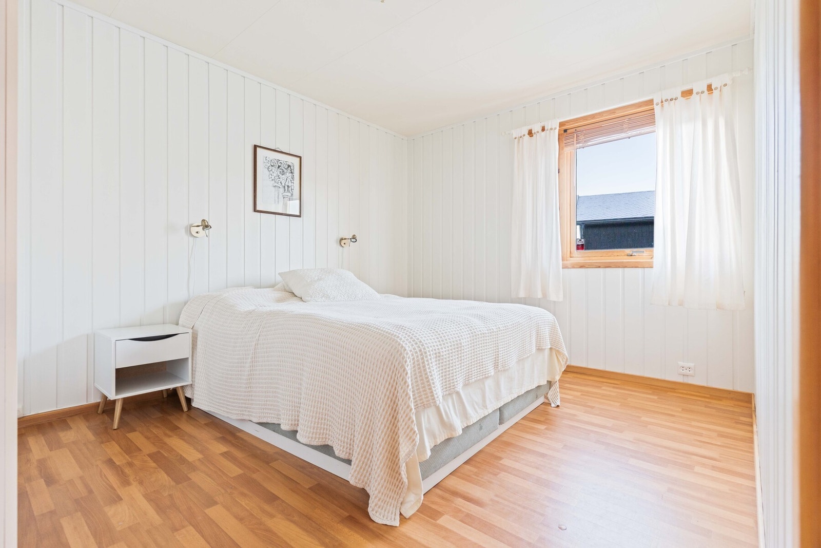 Soverom 1 benyttes i dag som hovedsoverom. Dette rommet har en stor garderobe som brer seg over sengeplassen. Galleribilde