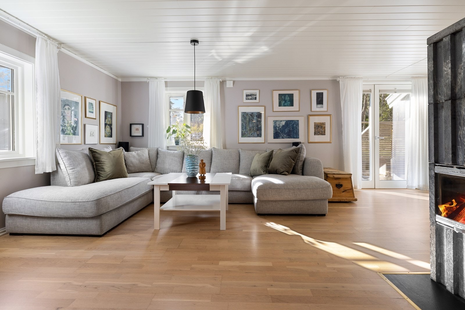 Stuen ligger i den eldre delen av boligen. Galleribilde