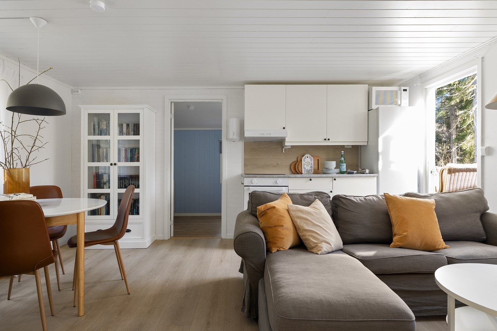 Oppholdsrommet er gjennomlyst og har plass for både sofagruppe og spisebord. Galleribilde