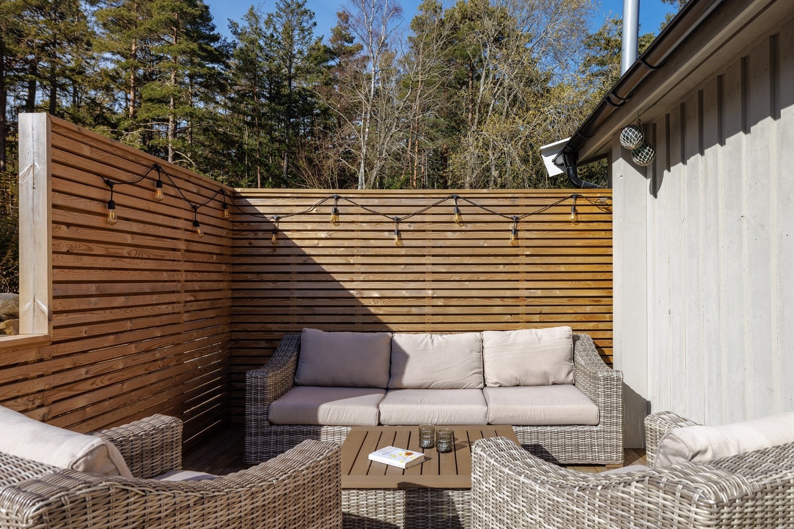 Om sommeren er det sol på denne siden fra ca. kl. 15.00. Galleribilde