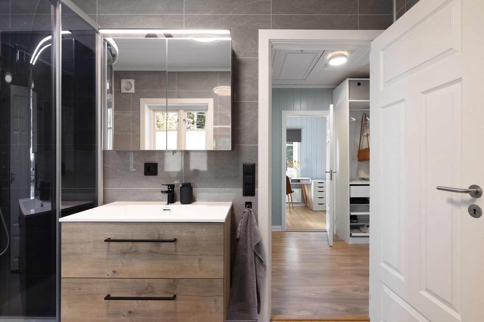 Baderommet ligger i tilknytning til gangen. Galleribilde