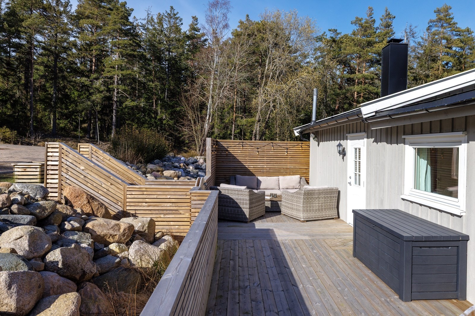 Ved inngangspartiet til hytten er det en fin krok hvor man kan nyte ettermiddagssolen. Galleribilde