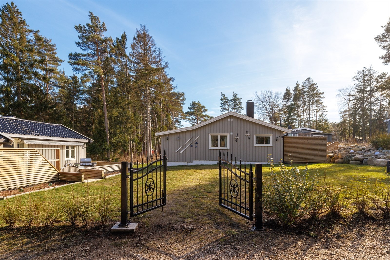 Rødshueveien 68 (eneboligen) og 70 (fritidsboligen) har en helt unik beliggenhet midt i sommerparadiset. Galleribilde