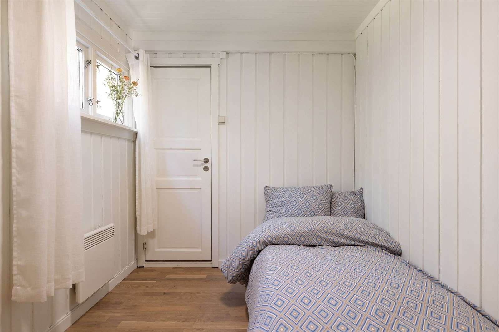 Soverom nr. 1 har et eget klessrom i tilknytning til rommet. Galleribilde