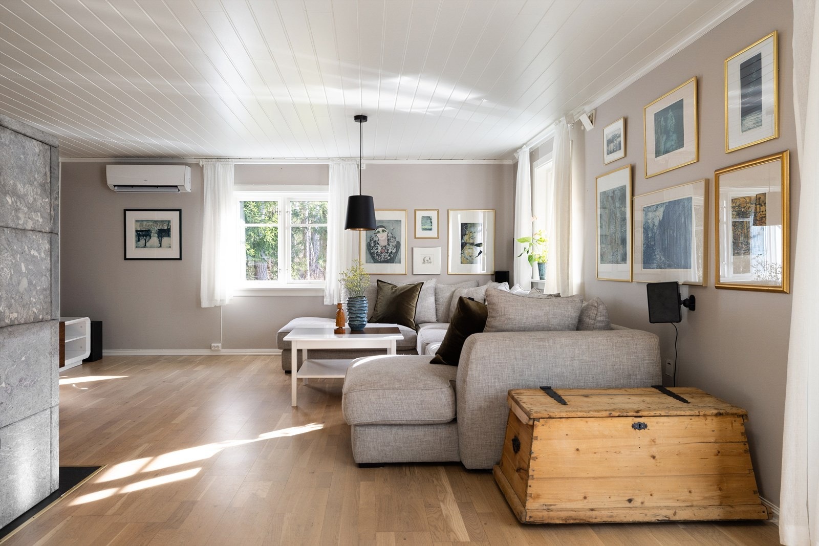 Alle overflater er pusset opp i de senere årene og boligen er holdt i en sommerlett fargepalett. Galleribilde