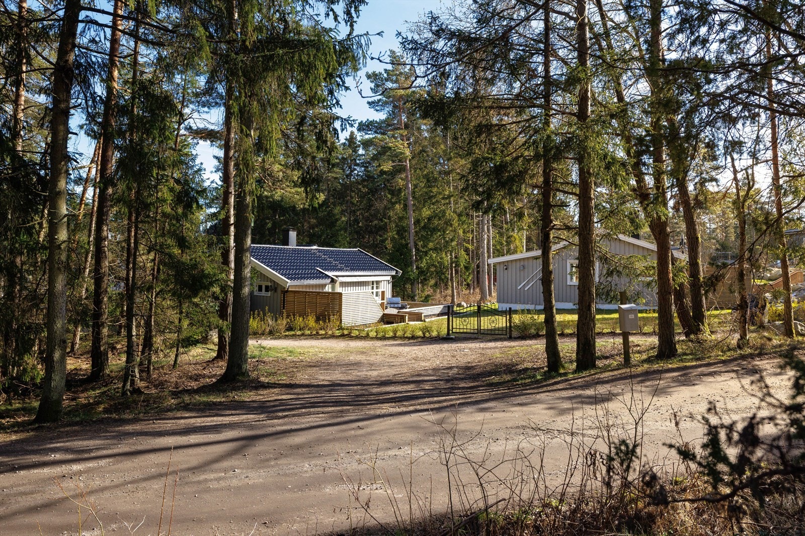 Med kaffekoppen i hånda og badekåpa på, kan du tusle over tunet og ta morgenbadet her. Galleribilde