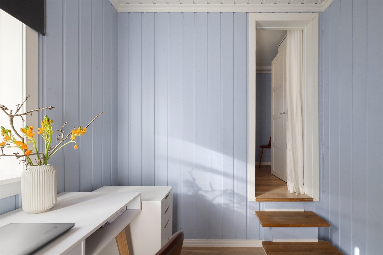 Fra rommet som er innredet som kontor er det en liten trapp opp til soverom nr. 4. Galleribilde