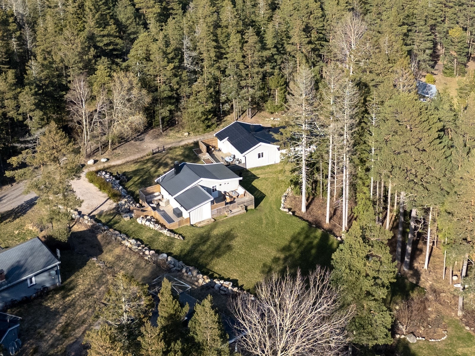 "Heimro" er et fint tun med gressplen og pene uteområder. Galleribilde