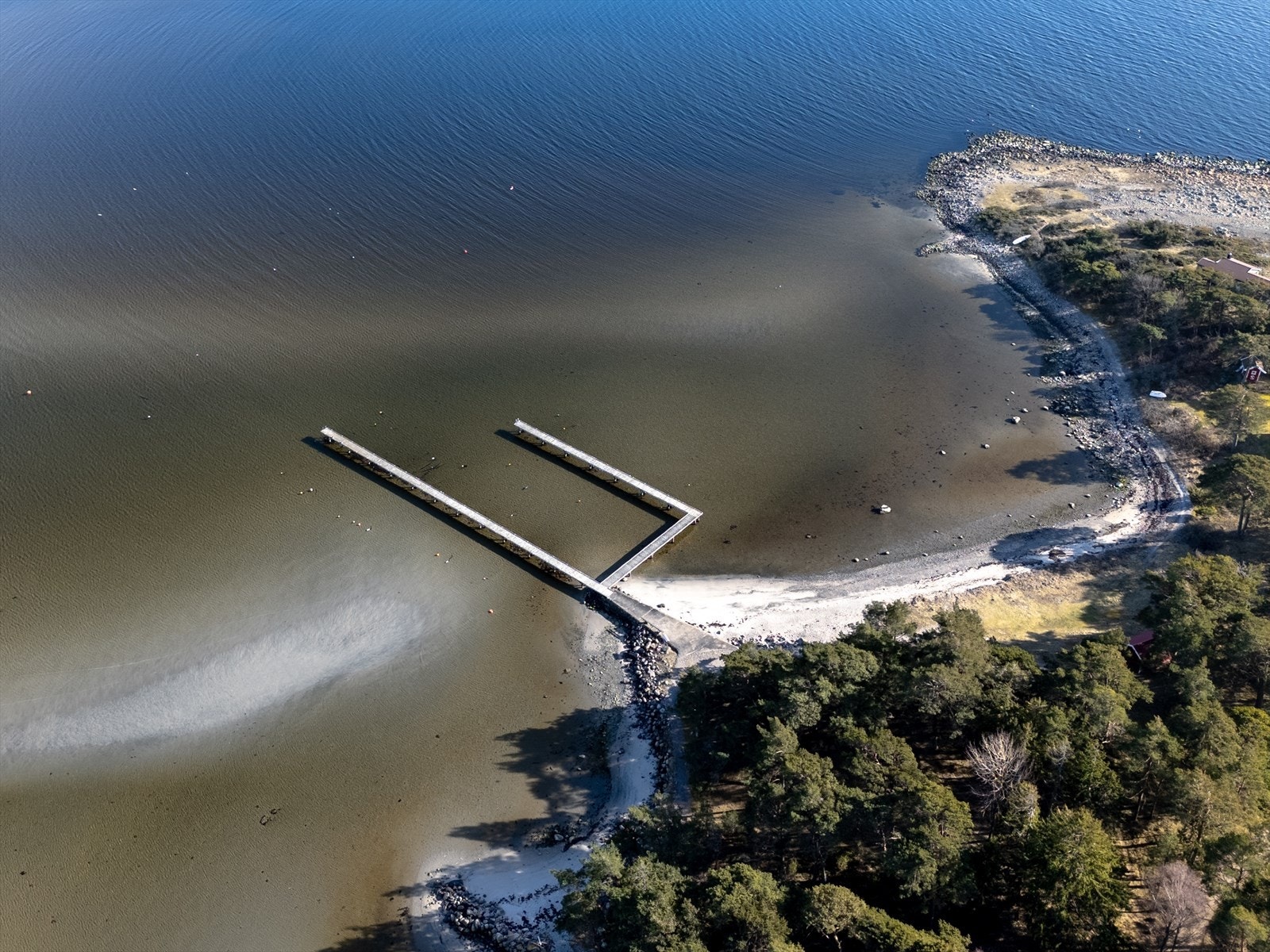 Til eneboligen følger det en tinglyst båtplass - plass nr. 25 ved den lengste bryggen. Galleribilde