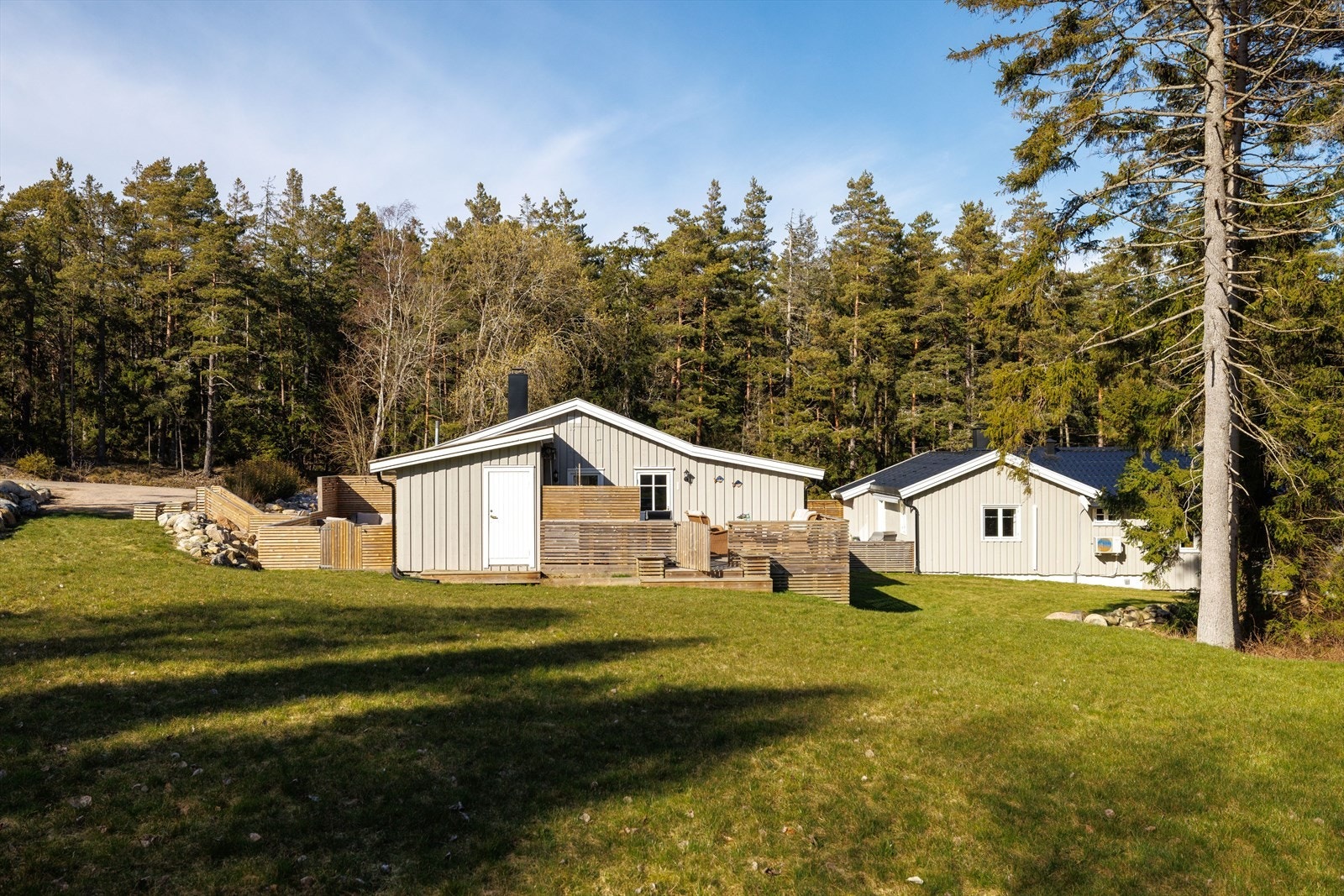 Det er laget porter i rekkverket, så her kan både små tobeinte og firbeinte holdes trygt inne på verandaen. Galleribilde