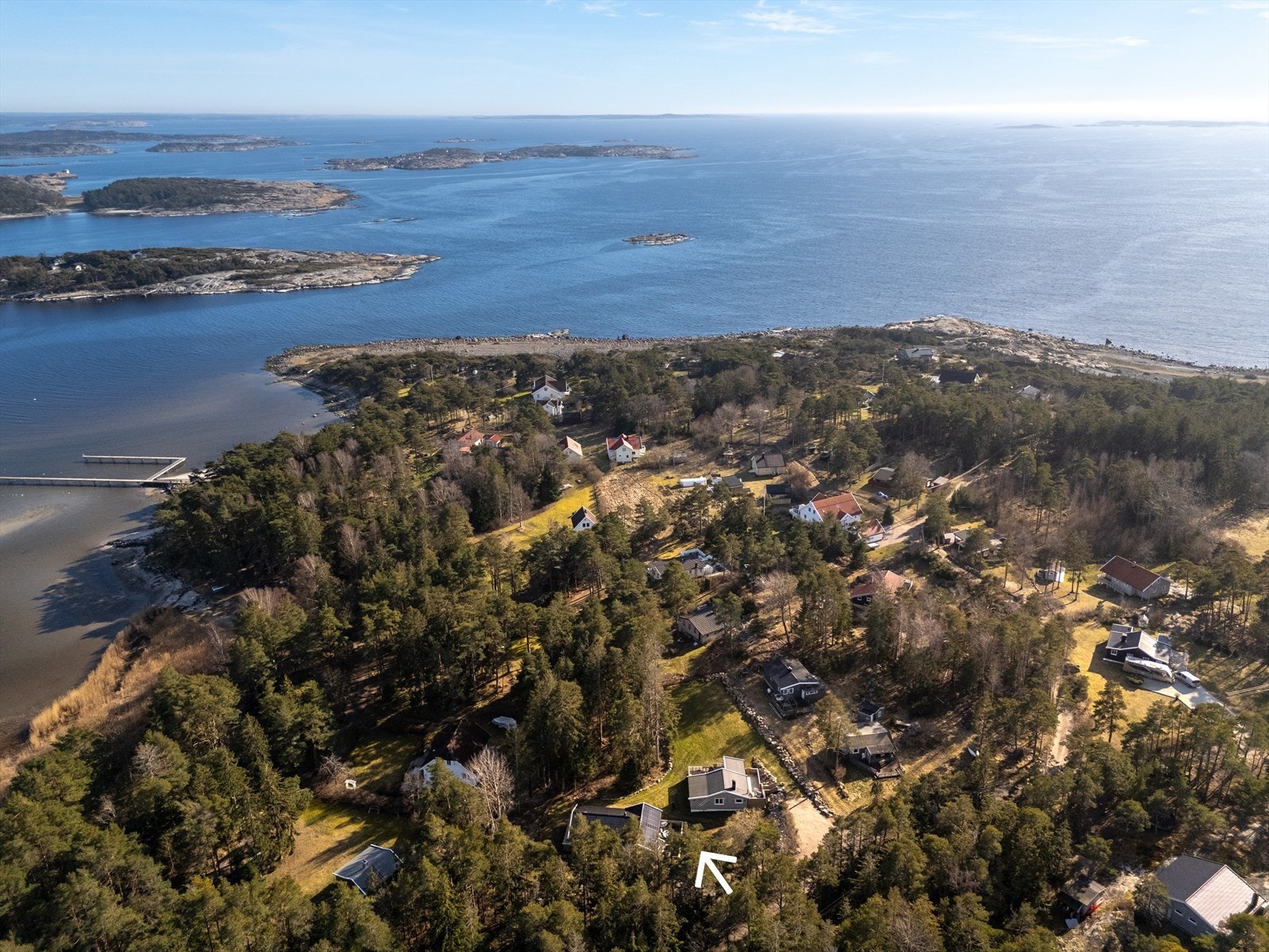 Mellom de majestetiske furuene og grantrærne som står spredt i utkanten av den store, solrike tomten på Heimro skimter du badeperlen Ørekroken - ett av de vakreste stedene på Kirkøy og i hele Hvaler-skjærgården. Galleribilde
