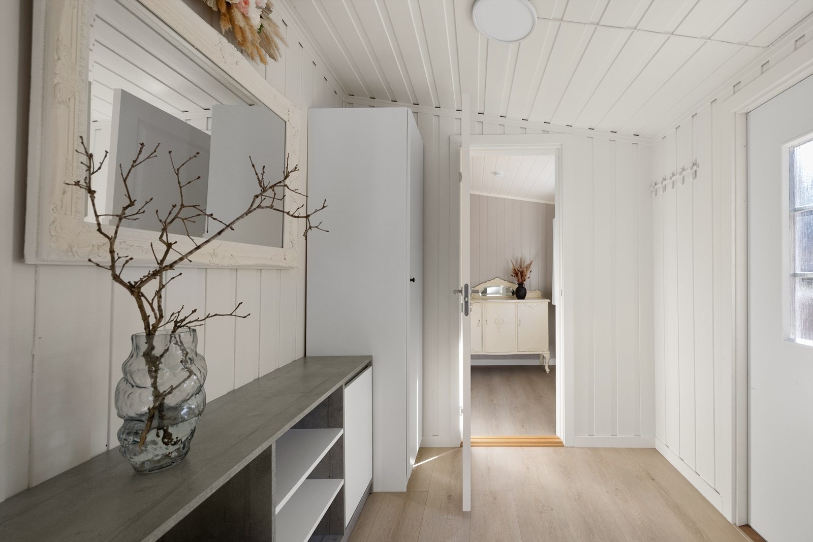 I gangen er det god plass for garderobeskap og kommoder. På hver sin side av gangen ligger soverom nr. 1 og wc-rom. Galleribilde