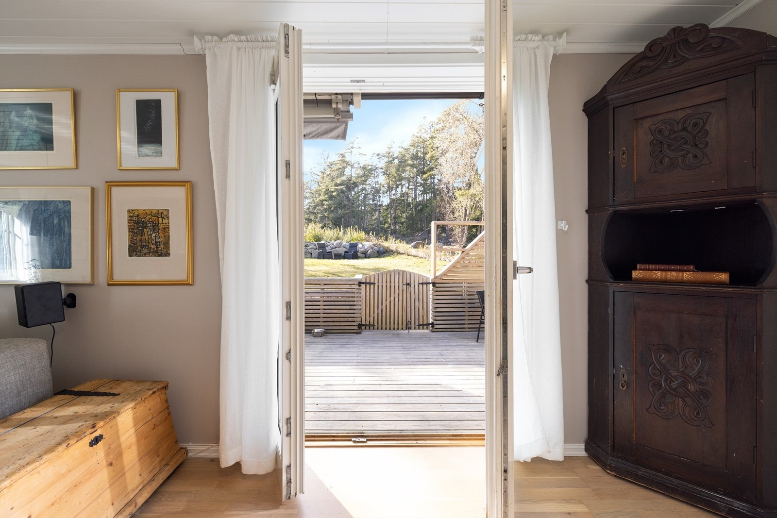 Det er utgang til en sør-vestvendt veranda og til hagen fra stuen. Galleribilde