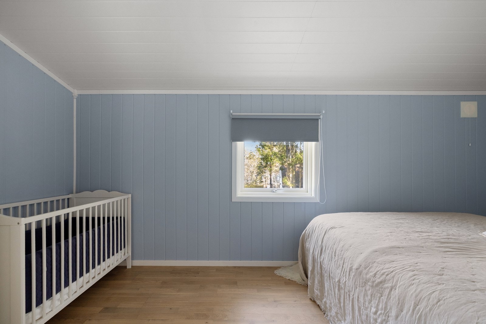 I hovedsoverommet kan man innrede med barneseng eller køyeseng skulle man ha behov for flere sengeplasser. Galleribilde