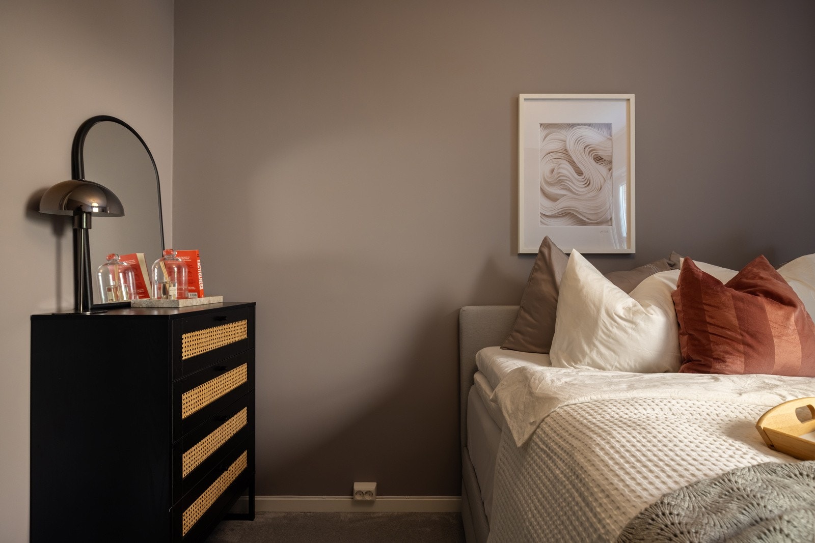 Hyggelig hovedsoverom med god plass til dobbeltseng, nattbord og garderobeskap. Galleribilde