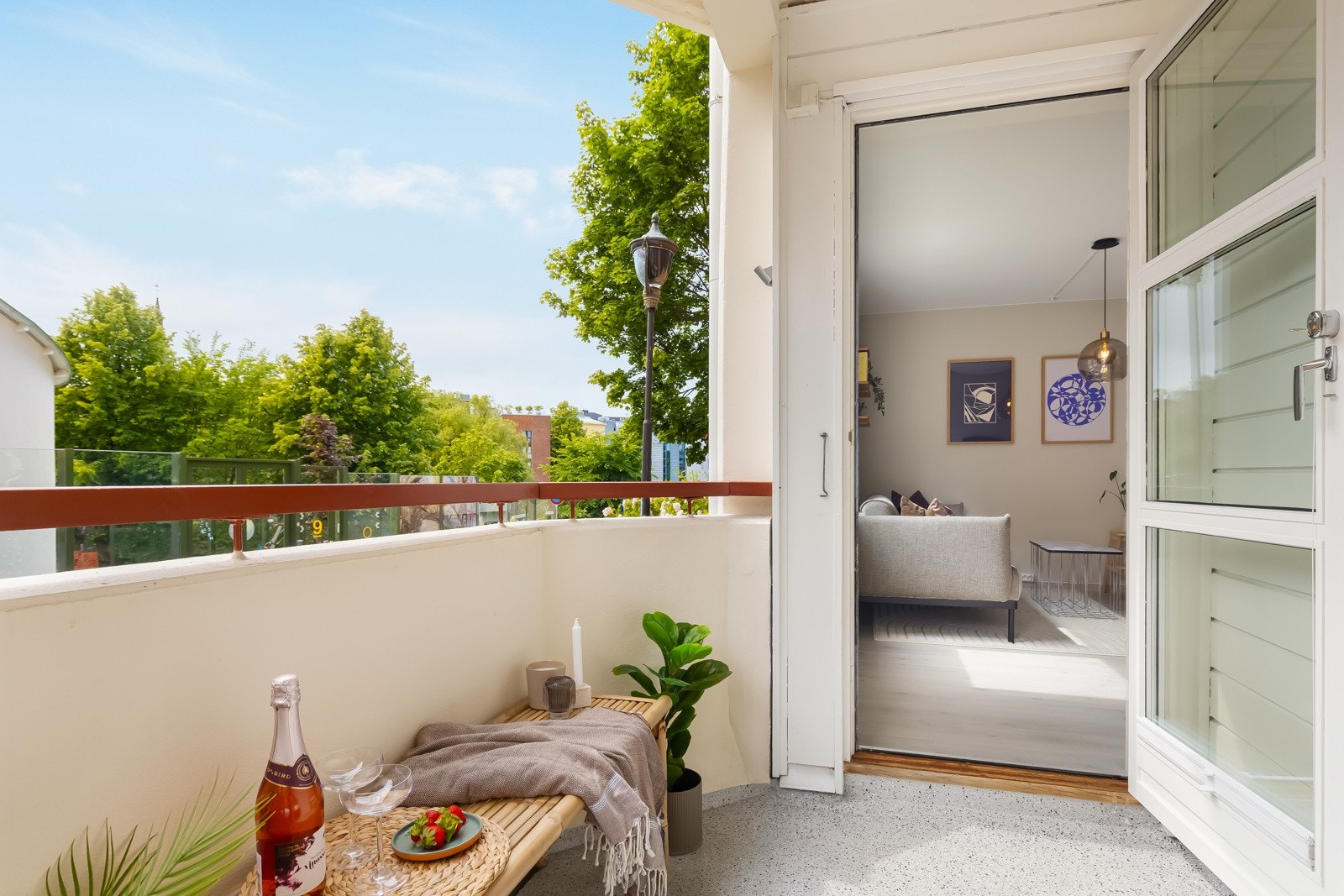 Balkongen fungerer som en naturlig forlengelse på stuerommet på varme dager. Galleribilde