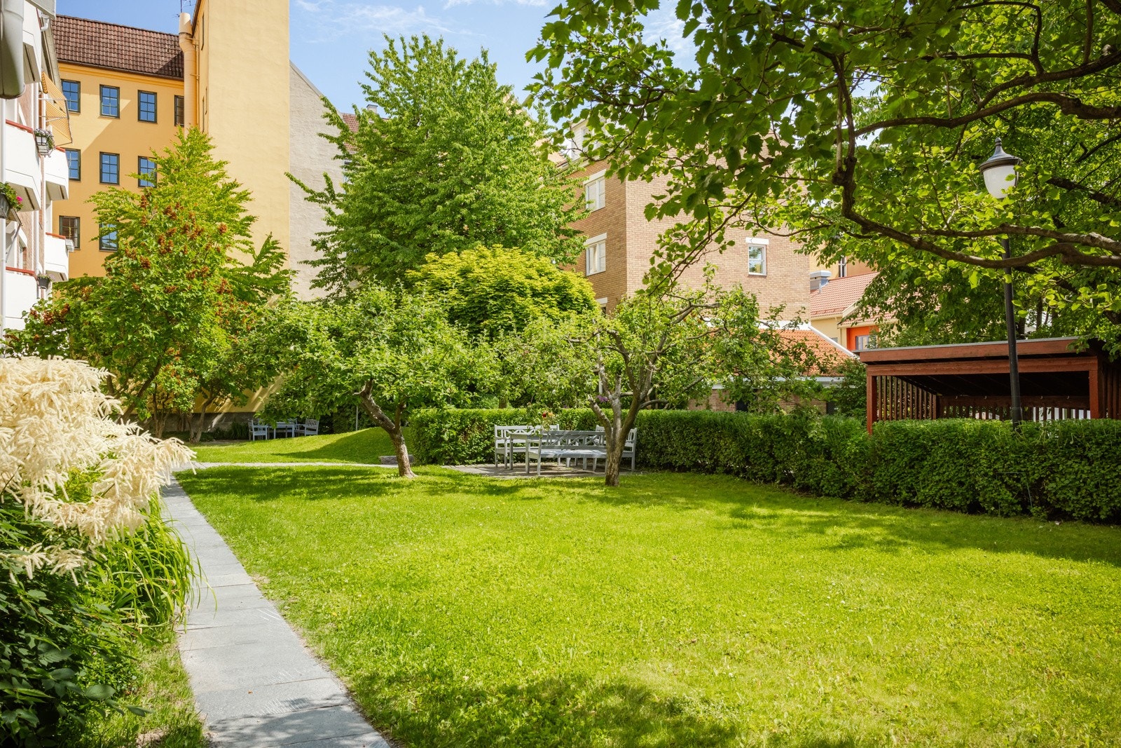 Til glede for beboerne har borettslaget en idyllisk og frodig bakgård. Galleribilde