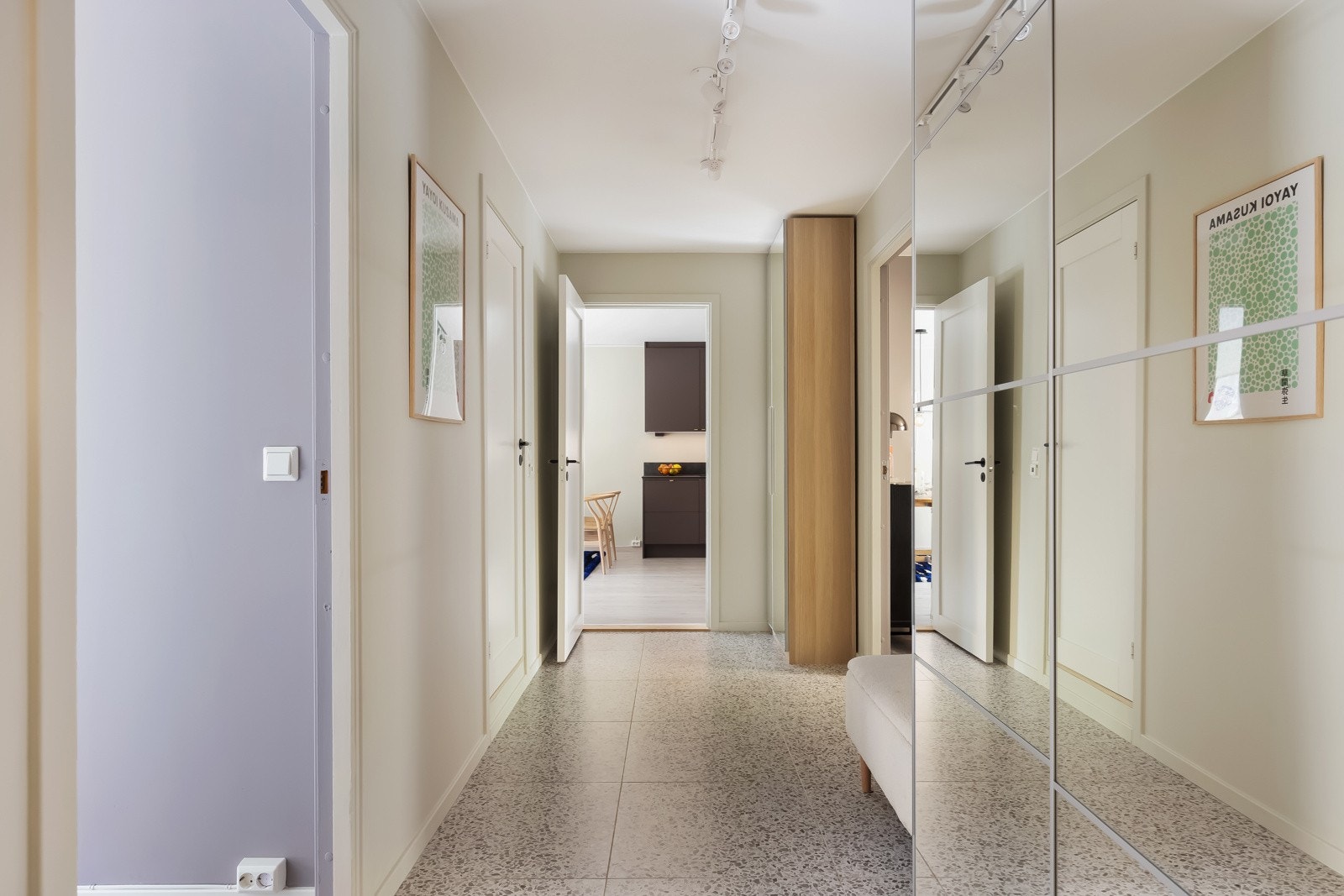 Her er det god plass til yttertøy i to garderobeskap. Galleribilde