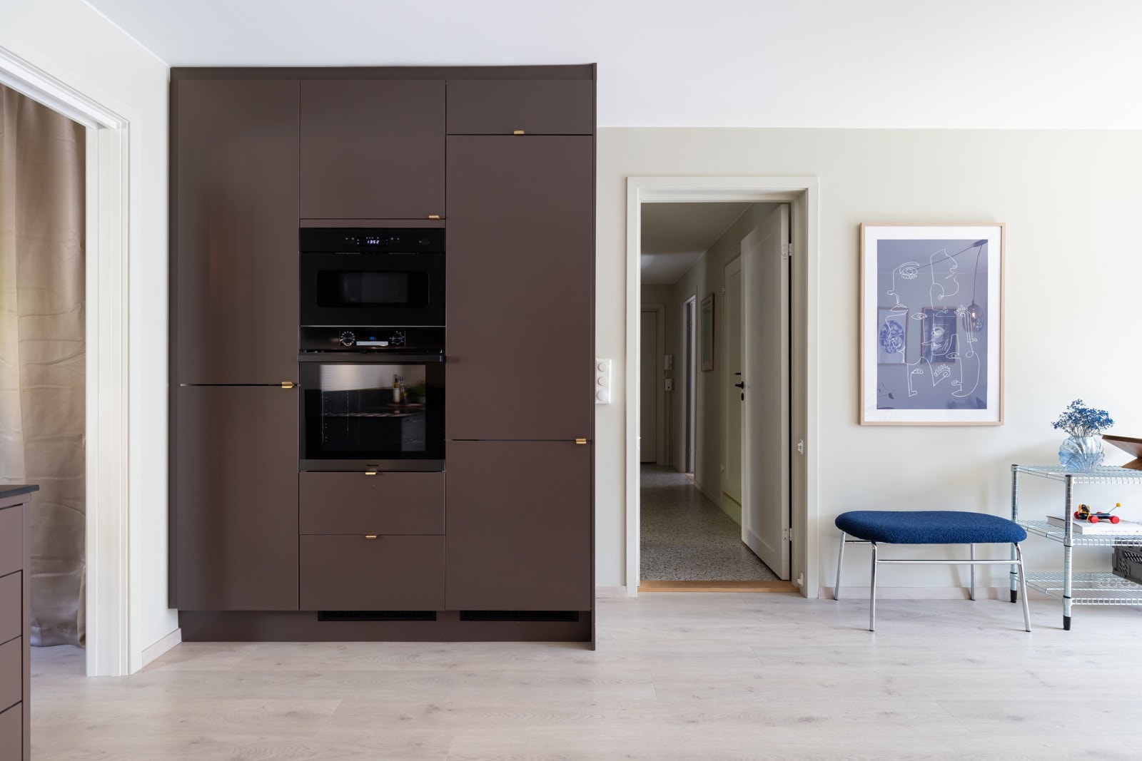 Kjøkkenet har integrerte hvitevarer bestående av stekeovn, nedfelt platetopp, mikrobølgeovn, oppvaskmaskin og kjøleskap som medfølger handelen. Galleribilde